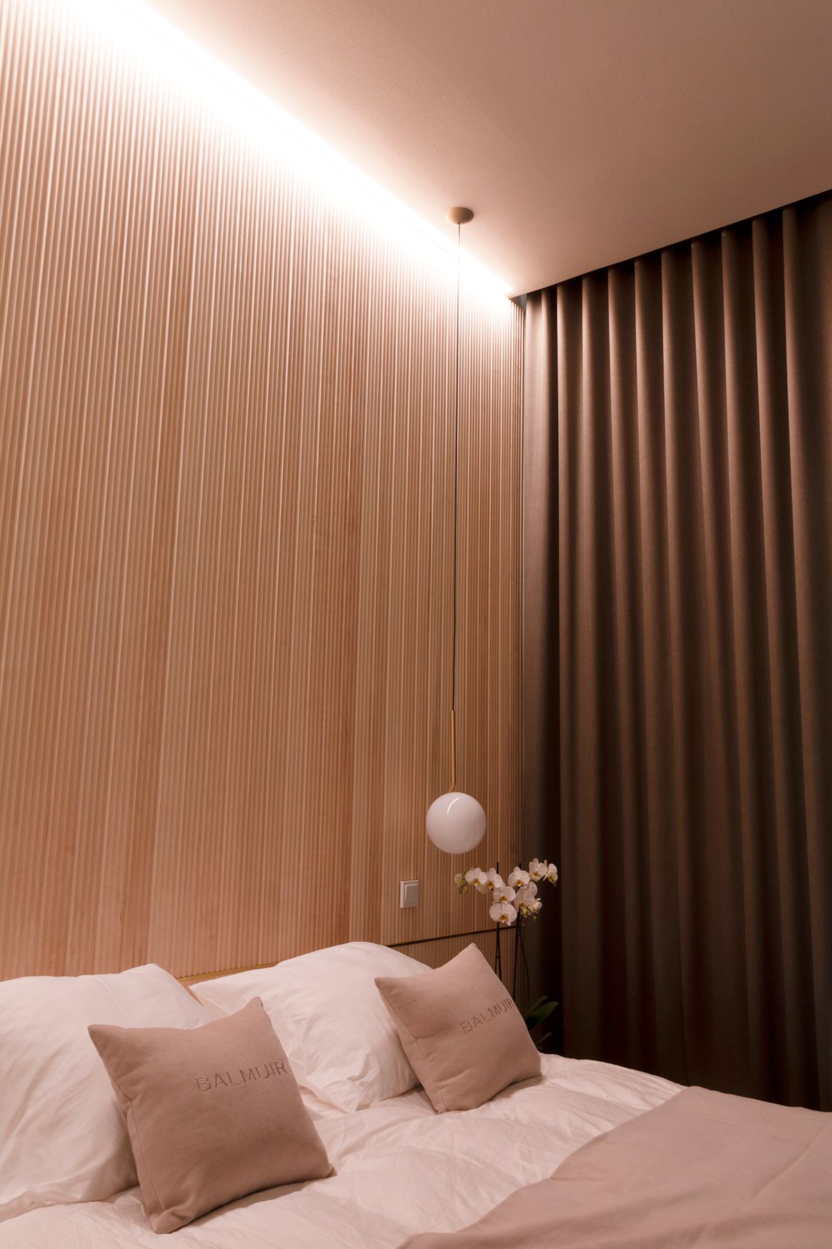In the bedroom, mood lighting behind the bed in the ceiling highlights the beautiful panelling. Led strips in the wide flush profile. Ledstore.fi